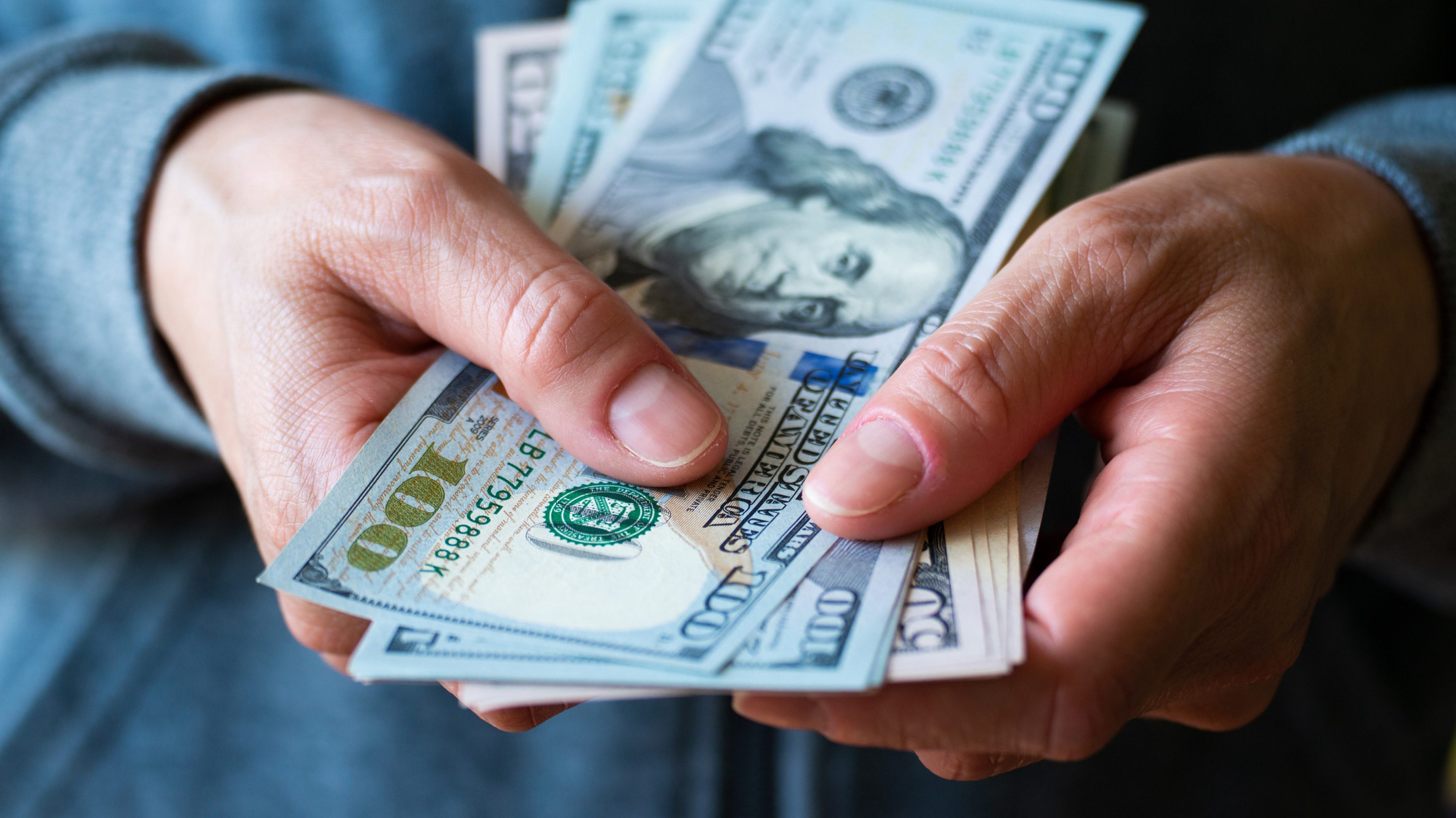 US-Dollar Scheine aufgefächert in den Händen