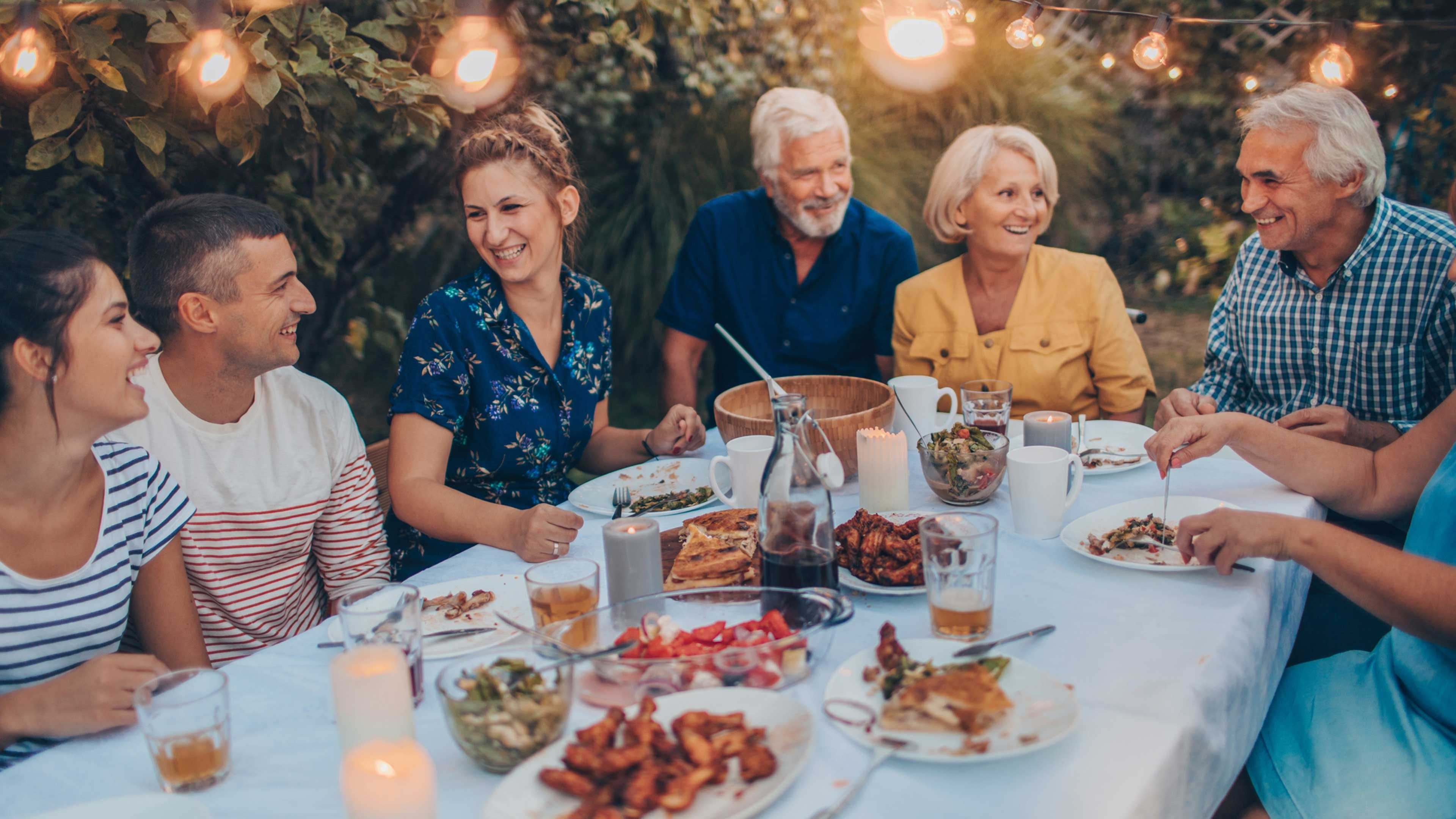 Die AHV-Reform betrifft Männer wie Frauen. Darüber unterhalten sich Schweizerinnen und Schweizer aus unterschiedlichen Generationen bei einem gemeinsamen Abendessen im Garten.