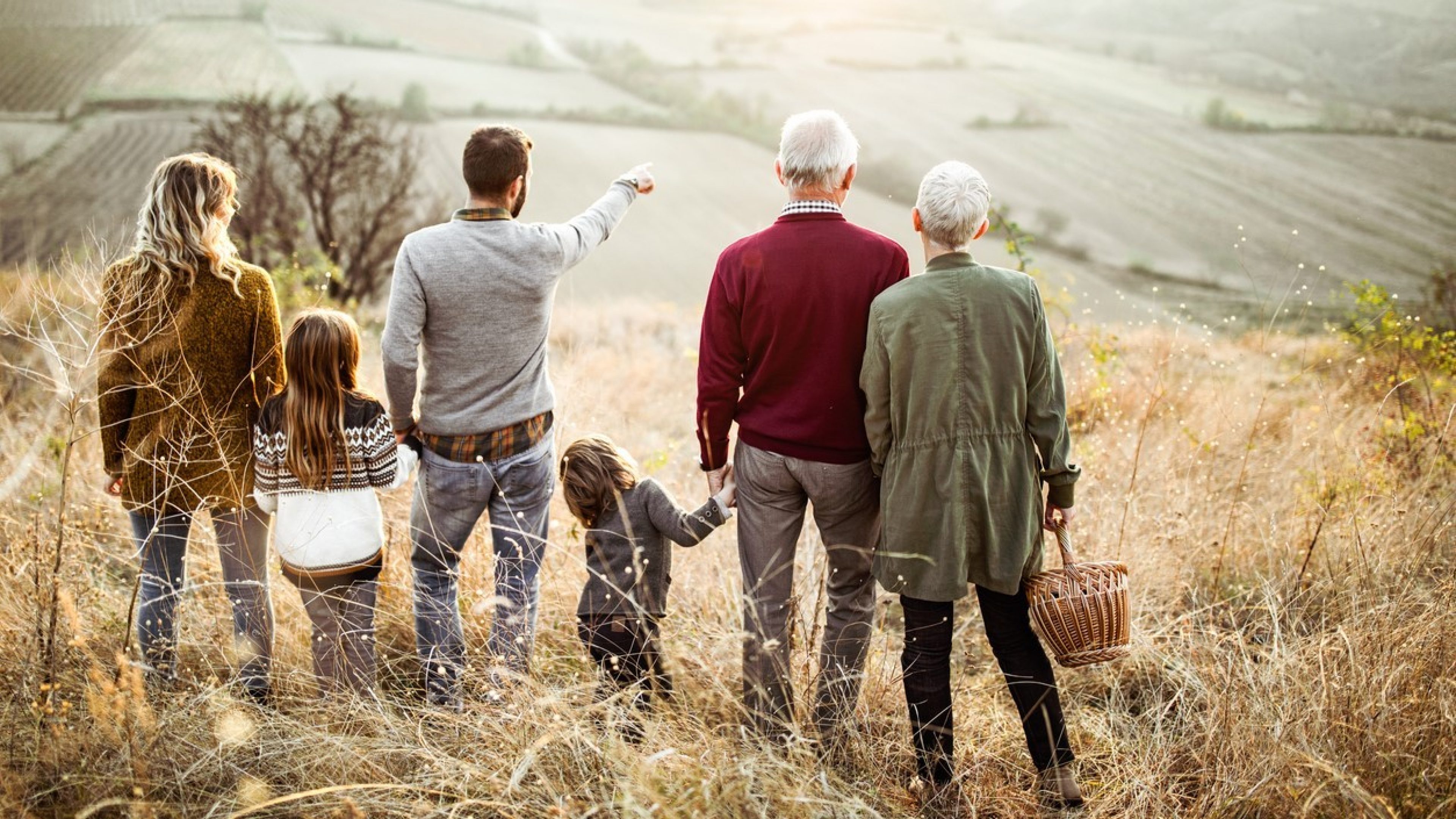 Die AHV-Reform betrifft Männer wie Frauen. Darüber unterhalten sich Schweizerinnen und Schweizer aus unterschiedlichen Generationen bei einem gemeinsamen Abendessen im Garten.