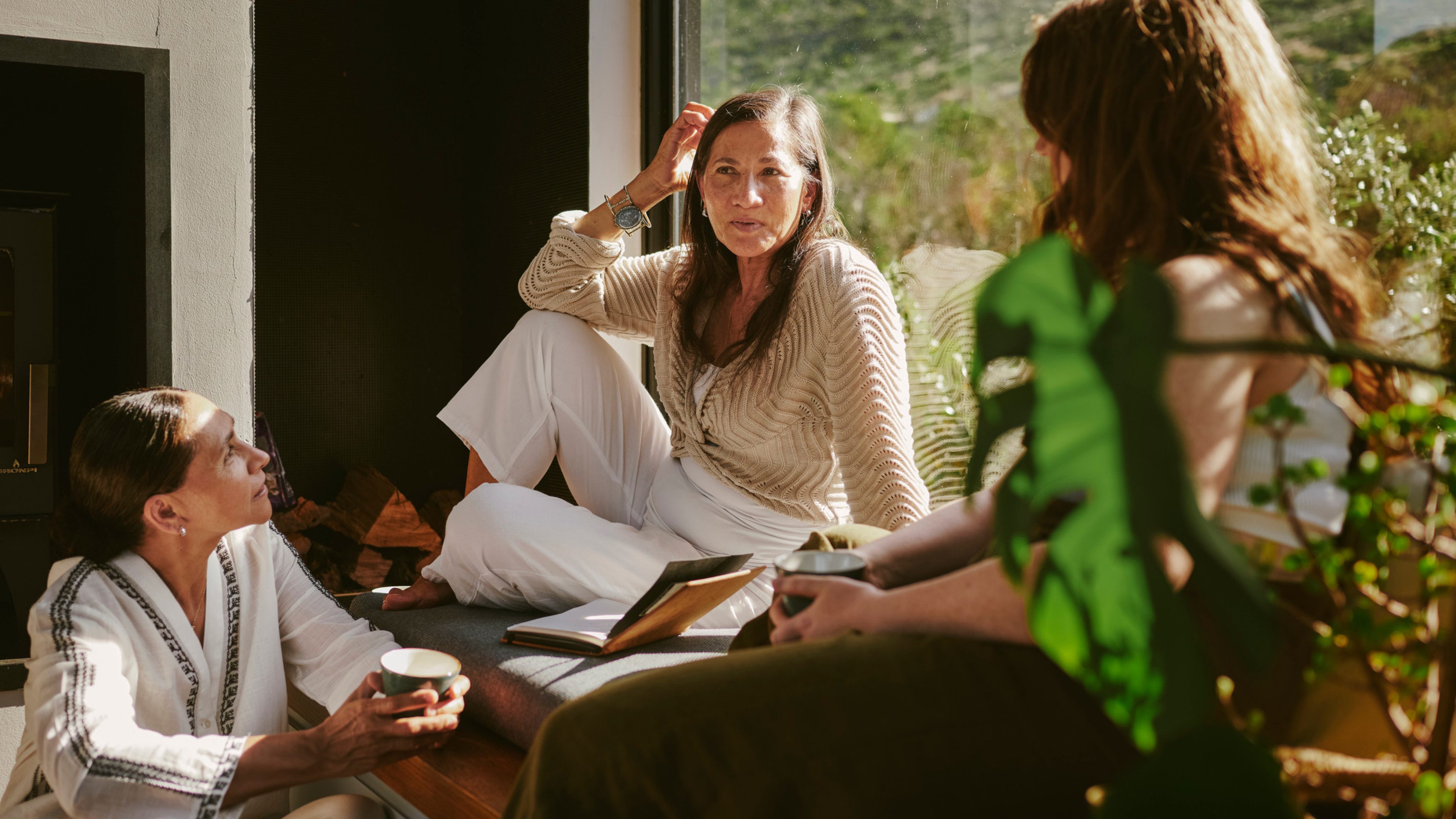 Gruppe Frauen im mittleren Alter beim Gespräch
