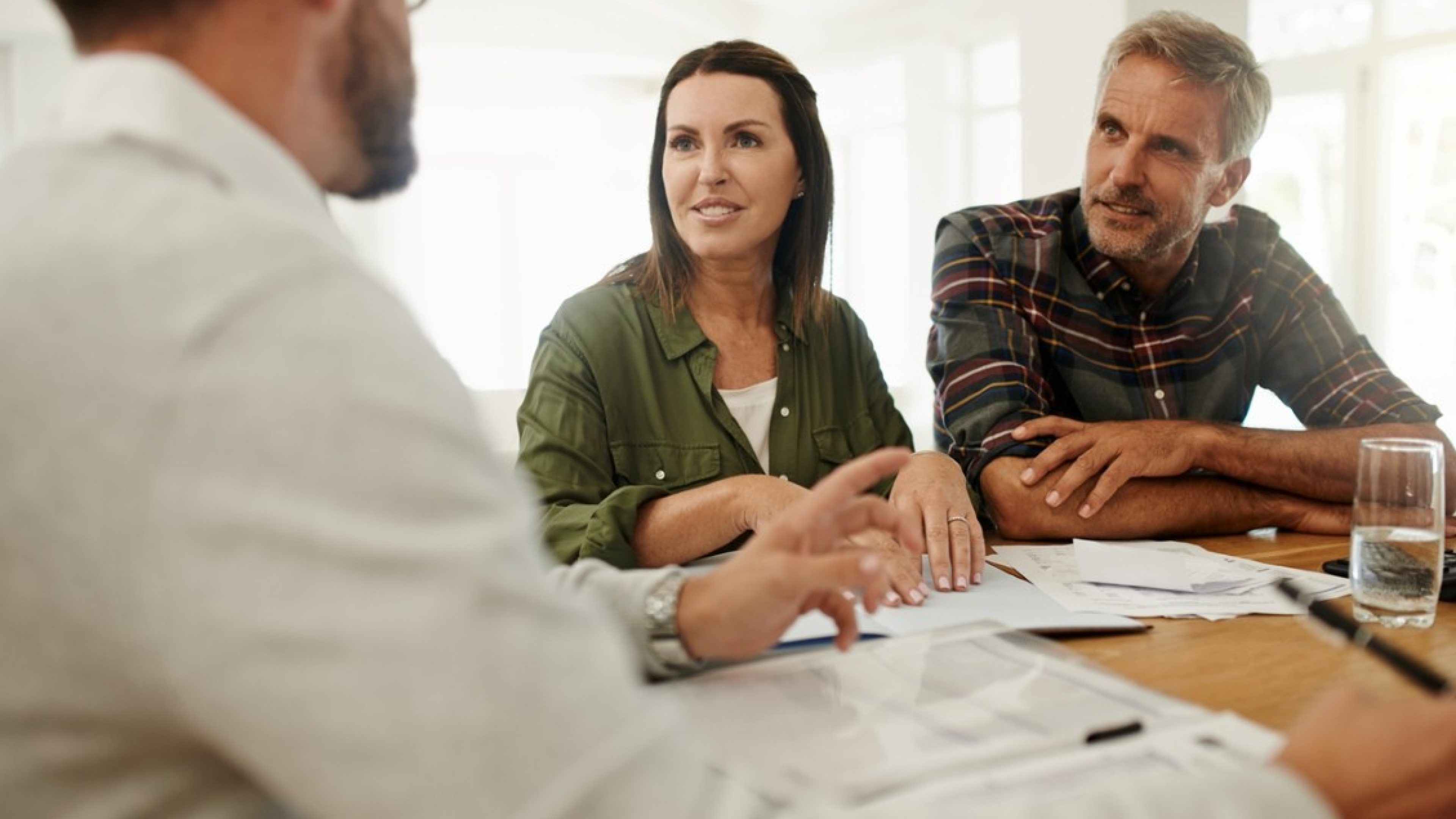 Ehepaar informieren sich bei einem persönlichen Gespräch mit Swiss Life Wealth Managers über die Vorteile einer ganzheitlichen Vermögensberatung.