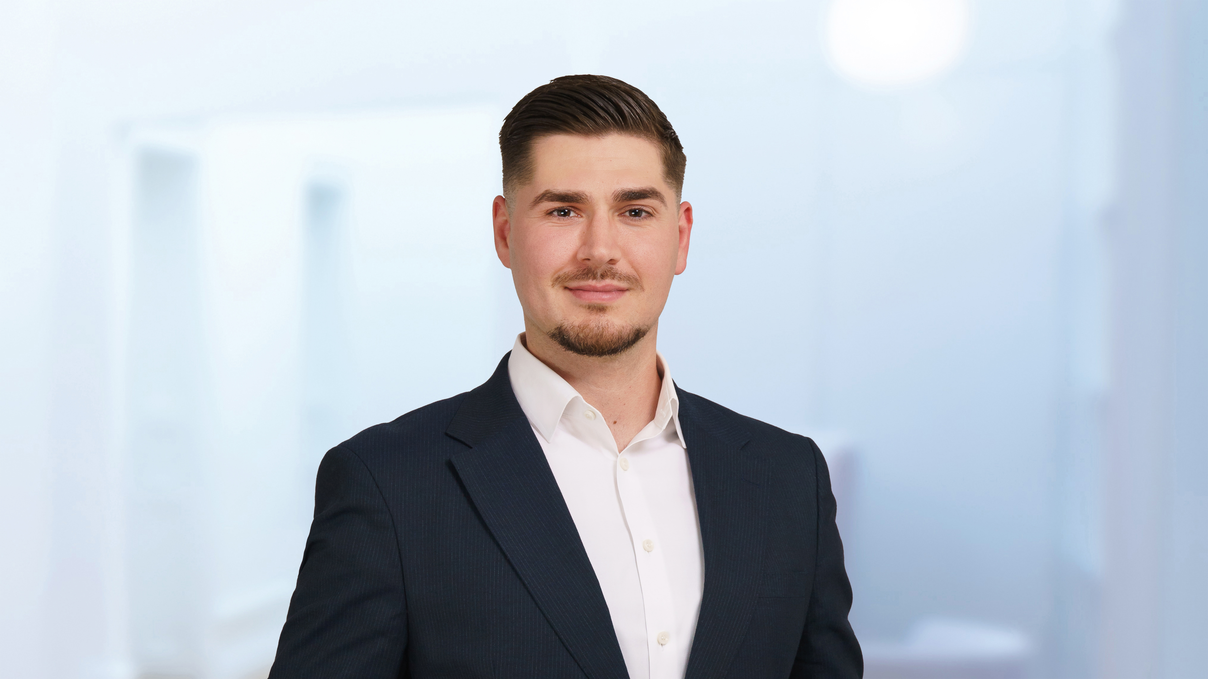 Kundenberater von Swiss Life Wealth Managers mit Blick in die Kamera