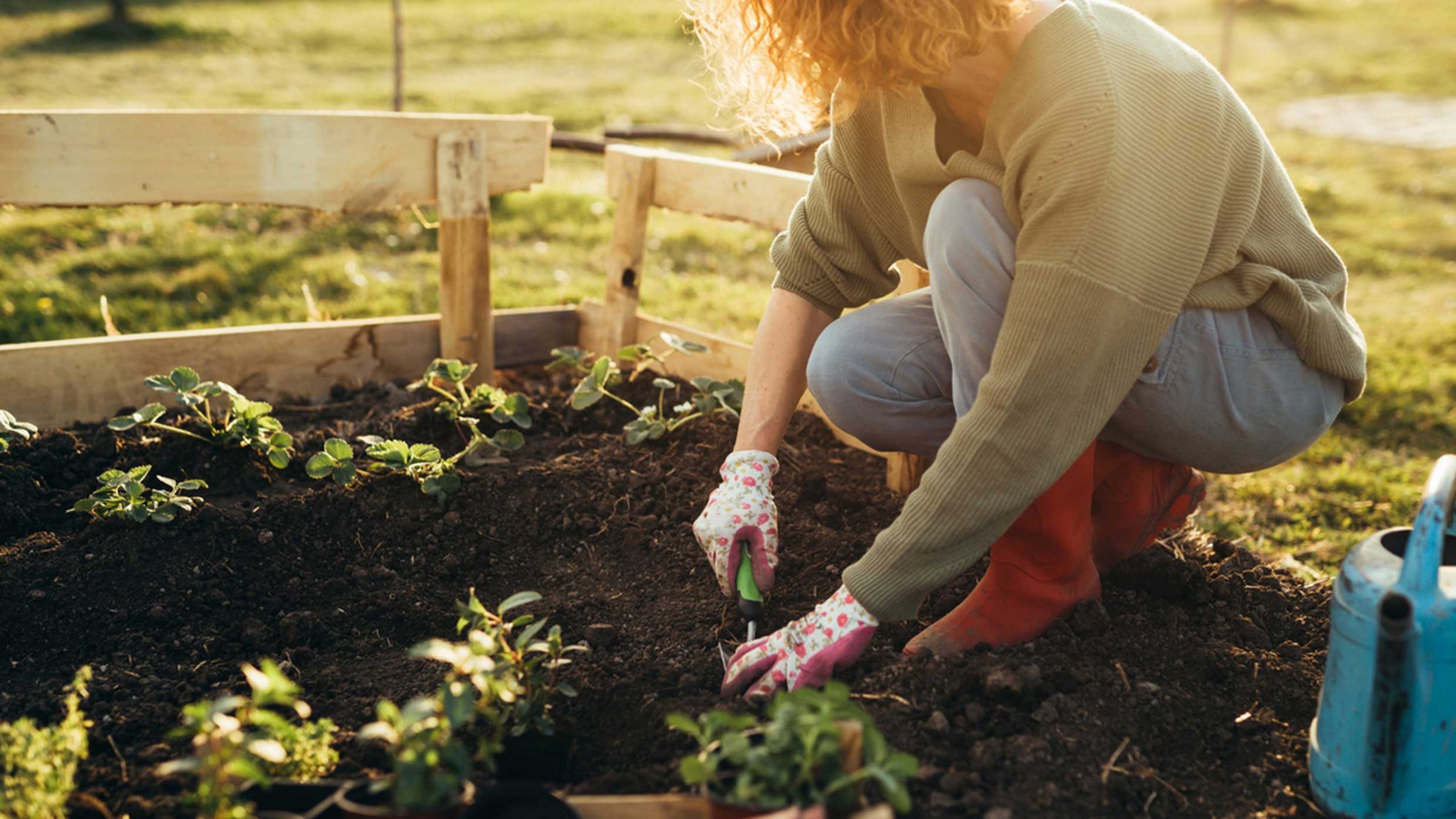 Eine Frau arbeitet im Garten und denkt über eine Einzahlung in die Pensionskasse nach