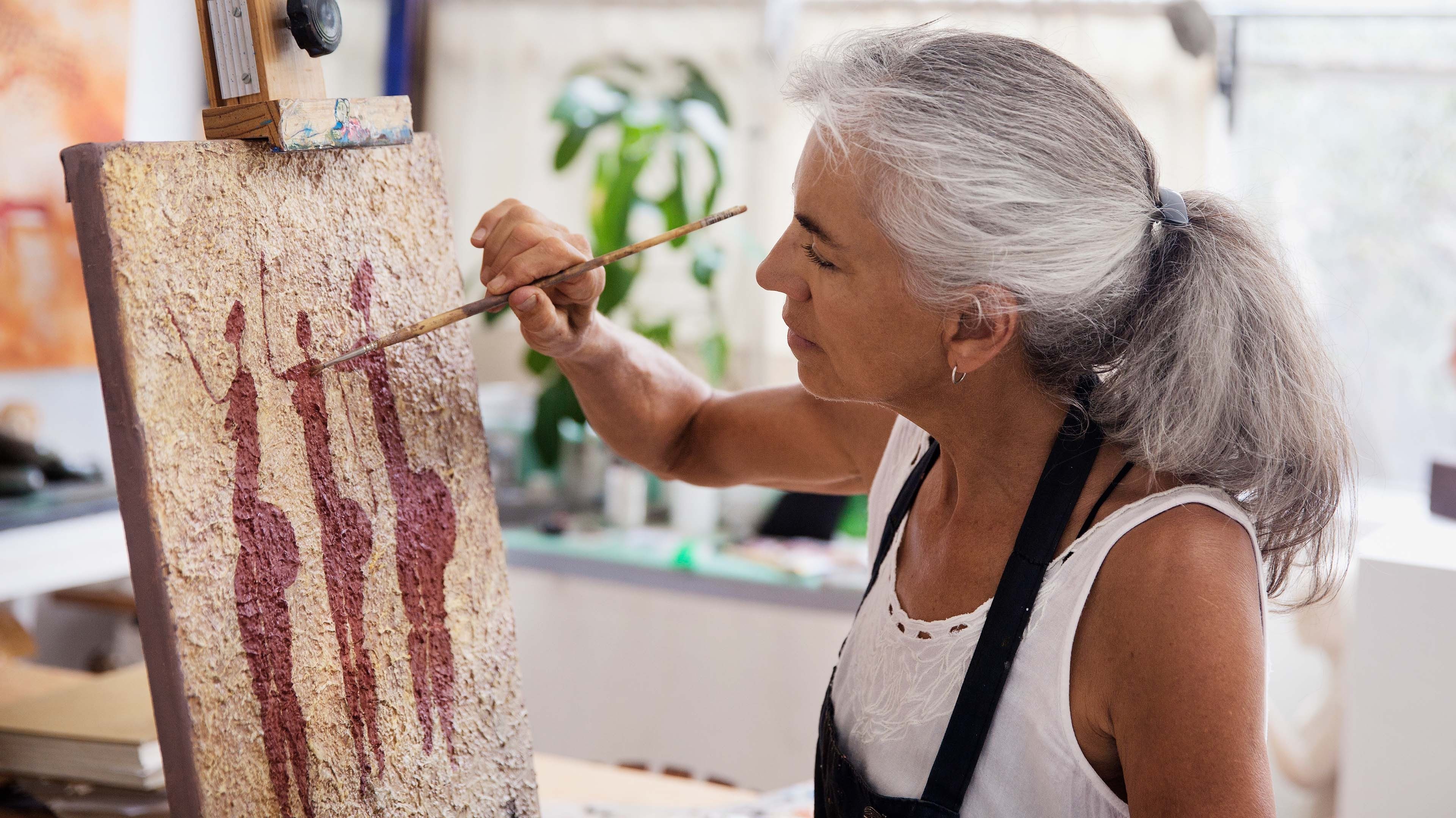 Frau kreiert ein Kunstwerk und plant in Gedanken ihre Pensionierung