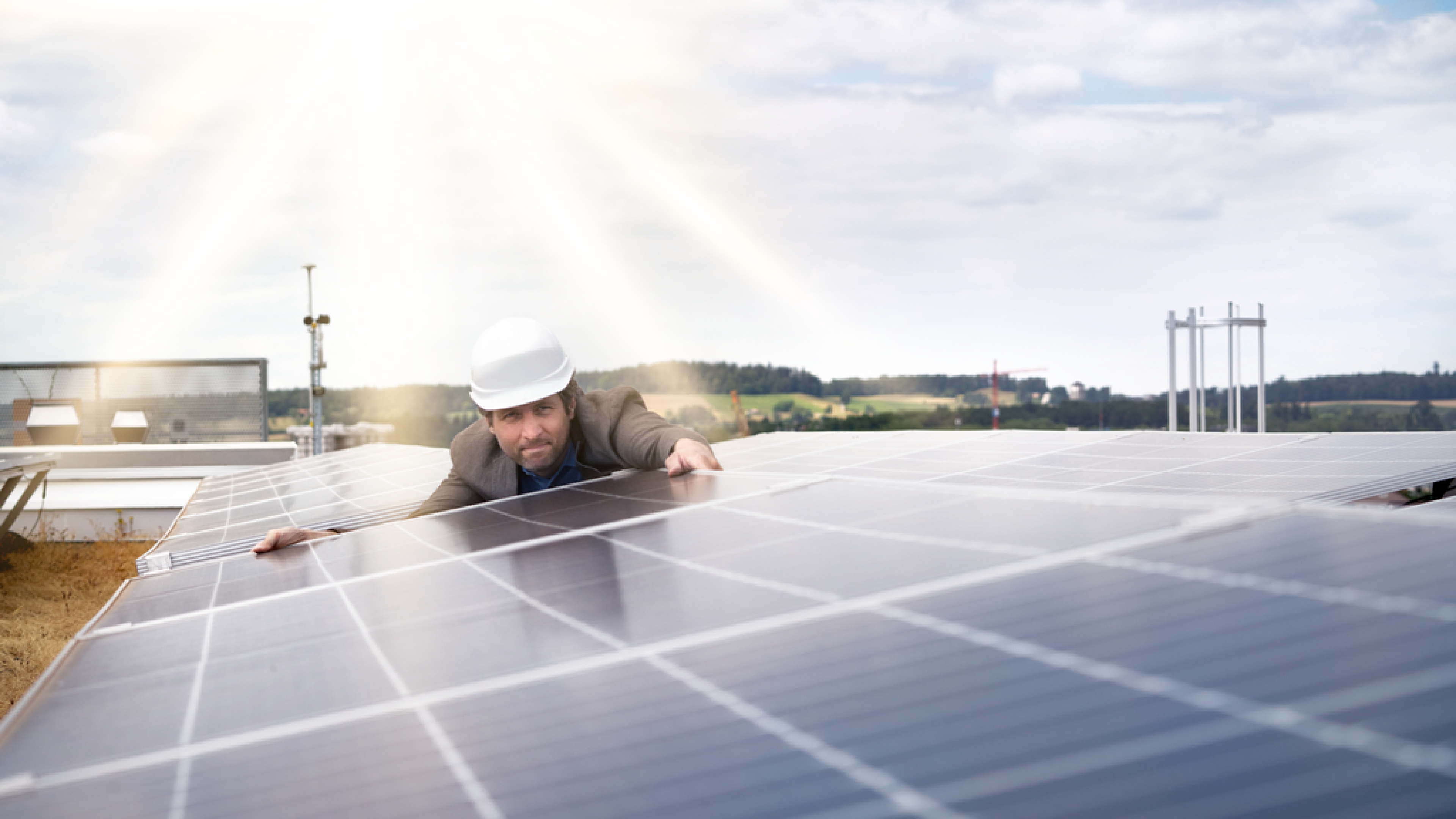 Ein Ingenieur inspiziert die Solarmodule auf einem Dach.