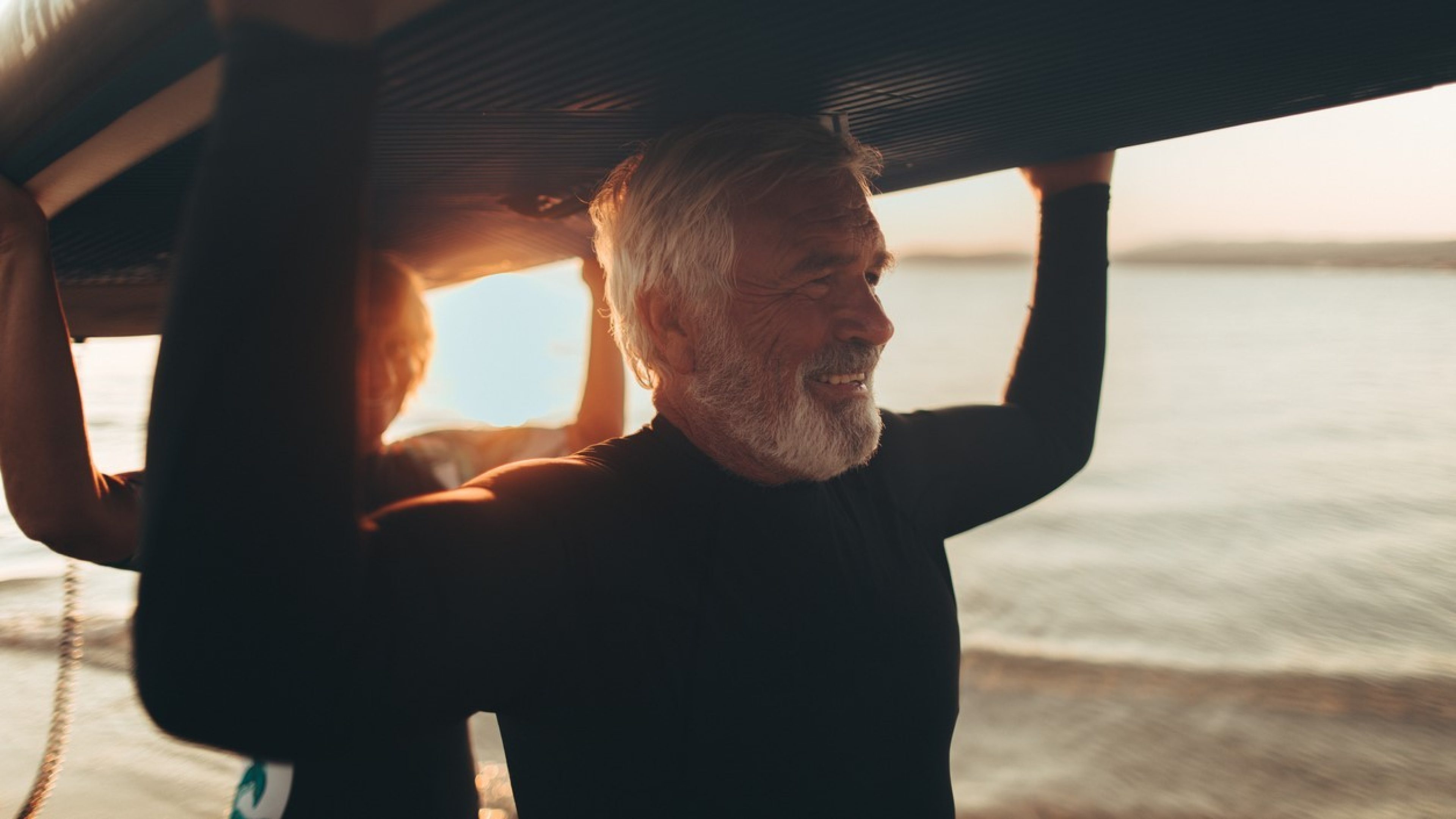 Mann mit Surfbrett